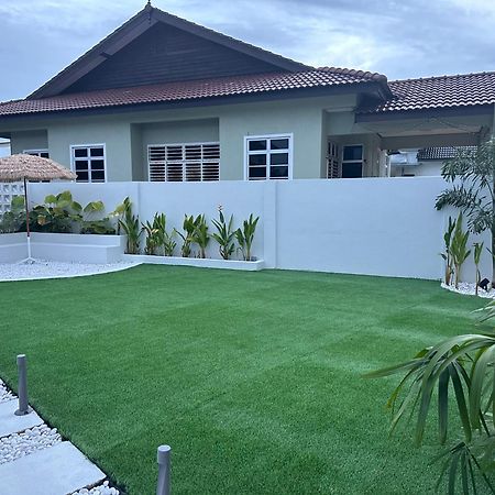 Home In Terengganu With Private Pool Kuala Terengganu Bagian luar foto