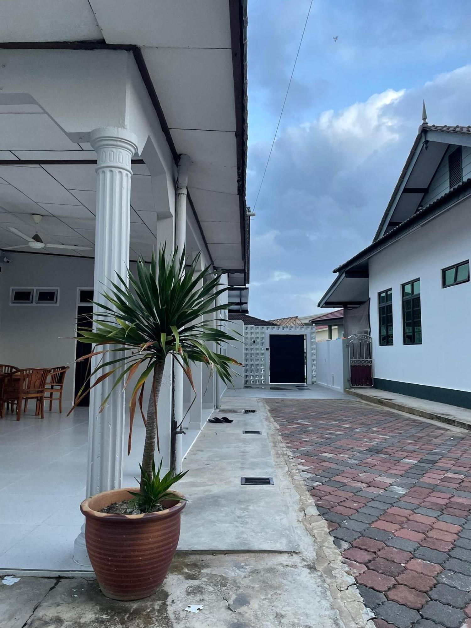 Home In Terengganu With Private Pool Kuala Terengganu Bagian luar foto